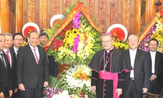 Phó Thủ tướng Trương Hòa Bình chúc mừng Tổng giáo giám mục Giuse Nguyễn Chí Linh, Tổng giáo phận Huế