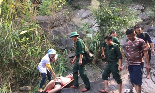 Cấp cứu du khách người Anh trượt ngã trong lúc tắm suối núi Hải Vân tại TT-Huế