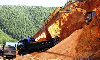 Khai thác, vận chuyển đất đồi trái phép diễn ra giữa ban ngày tại huyện miền núi Nam Đông.