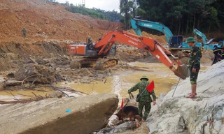 Tranh thủ từng khoảng thời gian ngớt tạnh mưa giữa núi rừng hiểm trở, đầy nguy hiểm để nỗ lực tìm những người còn mất tích.