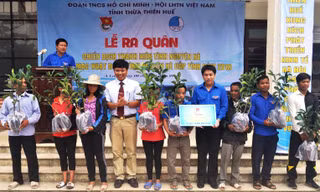 Tặng cây giống, công trình chiếu sáng nông thôn cho người dân biên giới vùng cao A Lưới