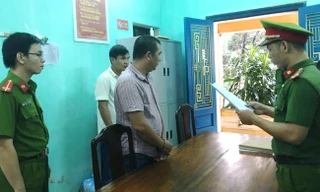 Đọc lệnh khởi tố, bắt tạm giam đối với Nguyễn Phước Quý Tuấn.