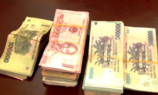 Bà Phùng Thị Cẩm Vân bất ngờ nhận lại số tiền hơn 125 triệu đồng này, sau khi sơ suất không khóa cốp xe nên bị kẻ gian lấy trộm