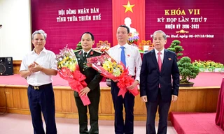 Ông Phan Thiên Định (thứ hai từ phải sang) được bầu giữ chức Phó Chủ tịch UBND tỉnh TT-Huế. Ảnh: Cổng TTĐT tỉnh TT-Huế