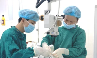Các y, bác sĩ Bệnh viện Mắt Huế phẫu thuật lấy chiếc kim khâu dài 1cm bị "bỏ quên" 2 năm trong mí mắt một người phụ nữ ở Huế.