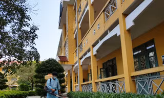 Chuẩn bị khẩu trang cấp phát cho học sjnh khi các em quay lại trường vào thứ hai, 2/3.