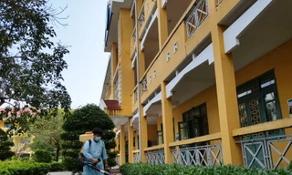 Chuẩn bị khẩu trang cấp phát cho học sjnh khi các em quay lại trường vào thứ hai, 2/3.