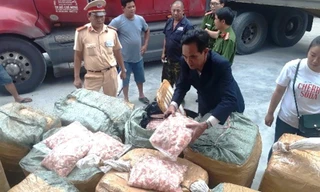 Lực lượng CSGT, Cảnh sát Môi trường và Thú y TT-Huế phối hợp kiểm tra, xử lý lô hàng 1,5 tấn sụn gà không rõ nguồn gốc xuất xứ (ảnh A.Fong)