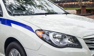 Để có tiền bài bạc, Kỳ mang cả xe taxi của hãng mà mình lái thuê để kiếm sống đi cầm cố