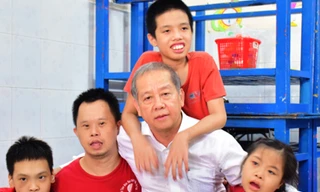 Chủ tịch UBND tỉnh Thừa Thiên Huế vui Trung thu cùng trẻ em khuyết tật tại thành phố Huế
