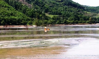 Bãi bùn "khủng" treo bên vịnh Chân Mây khiến dân lo ngại về ô nhiễm môi trường, gây hại cho nuôi trồng thủy sản