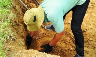 Việc bóc gỡ những vỉa, phiến, tảng đá cổ để trùng tu kè bảo vệ Kinh thành Huế hoàn toàn bằng phương pháp thủ công, nên rất kỳ công, mất nhiều thời gian và nặng nhọc đối với công nhân.