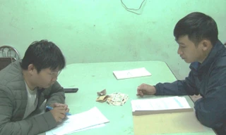 Đối tượng Lâm (bìa trái) tại cơ quan công an