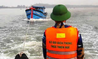 Lai dắt thành công tàu cá gặp nạn vào bờ an toàn (ảnh Ngọc Bình)