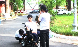 Nguyễn Thiên Phú di chuyển bằng xe lăn điện đến điểm thi