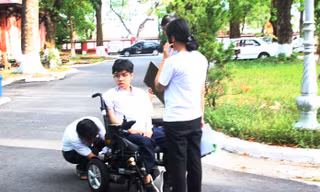 Nguyễn Thiên Phú di chuyển bằng xe lăn điện đến điểm thi