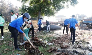 Ra quân thu gom rác thải, rác thải nhựa tại vùng đầm phá thị trấn Thuận An, TT-Huế.