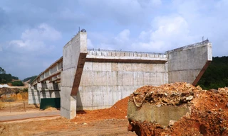 Dự án cao tốc đoạn Cam Lộ - La Sơn bị ảnh hưởng tiến độ không chỉ do thiên tai, dịch bệnh dồn dập mà còn vì thiếu nguồn vật liệu đắp nền đường và công tác giải phóng mặt bằng bị vướng kéo dài.