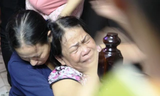 Người nhà đau đớn trước cái chết của nạn nhân Hoàng Trọng D. và họ vô cùng bức xúc khi chứng kiến thi thể anh D. bị nhét trong cốp ô tô để chở từ Đà Nẵng về Huế.