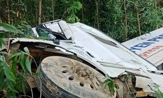 Xe đầu kéo vỡ nát, nhưng hai người đi trên xe vẫn được phát hiện sống sót hy hữu. Ảnh: N.T.Chí