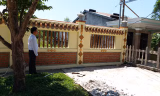 Bức tường do ông Lê Ngọc Thiện xây dựng trái phép bít lối vào vốn là đất công do nhà nước quản lý