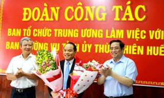 rưởng ban Tổ chức Trung ương Phạm Minh Chính và Bí thư Tỉnh ủy Thừa Thiên Huế Lê Trường Lưu chúc mừng đại tá Nguyễn Quốc Đoàn