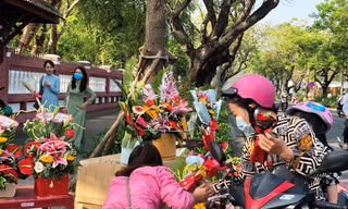 Dịp 8/3 năm nay, số người tìm mua hoa tươi tại các hàng hoa lưu động ở Huế không nhiều. Trong khi, số gian hàng hoa lưu động dọc các tuyến phố tại Huế cũng giảm mạnh.