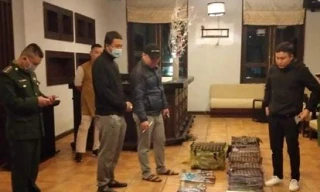 Tang vật 310 vỏ ống pháo hoa nổ đã bắn hết do Biên phòng thu giữ.