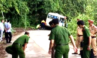 Công an xử lý hiện trường vụ tai nạn