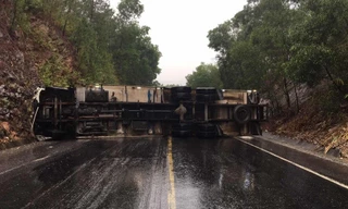 Xe tải lật ngang bịt kín Quốc lộ đoạn qua TT-Huế trong hơn 1 giờ đồng hồ (ảnh C.A)