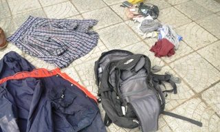 Chiếc ba lô nghi của một nạn nhân được phát hiện tử vong dạt vào bờ vịnh Chân Mây, TT-Huế, hôm 31/7