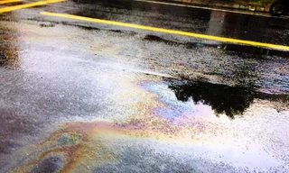 Mặt Quốc lộ 49 tại TT-Huế nổi váng như xăng dầu rơi vãi, rò rĩ trên đường giao thông