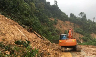 Tạm dừng triển khai phương tiện cơ giới đường bộ tiếp cận thủy điện Rào Trăng 3 do mưa lớn. (Ảnh: PLO)