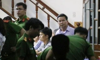 Công an khám xét trụ sở Doanh nghiệp Tuyết Liêm (người áo trắng trong ảnh là ông Liêm - chồng bà Tuyết, đồng sở hữu doanh nghiệp này)