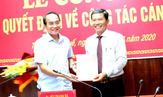 Ông Đặng Ngọc Trân (bìa phải) được bổ nhiệm chức vụ Phó Trưởng ban Nội chính Tỉnh ủy TT-Huế.