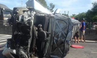 Chiếc ô tô 7 chõ nát bét phần đầu và đuôi