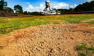 Công nước "kinh dị" xứ Huế khô kiệt, trơ đáy khác thường.