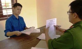 Tống đạt quyết định khởi tố bổ sung tội danh bắt giữ người trái pháp luật đối với bị can Lê Quang Huy Phương (bìa trái).