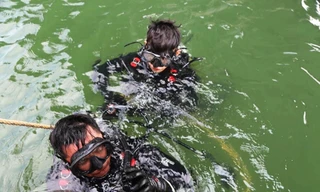 Người nhái tham gia cứu hộ, cứu nạn, tìm kiếm nạn nhân nhảy cầu xuống sông Hương.