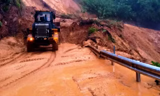 Hơn 2.000m3 đất đá đổ tràn xuống Quốc lộ 49 đoạn qua huyện miền núi A Lưới gây chia cắt giao thông đi lại.