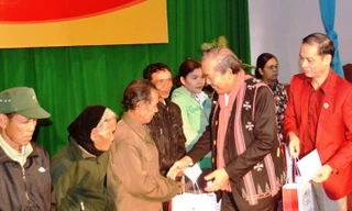 Phó Thủ tướng tặng quà Tết và ân cần thăm hỏi tình hình đời sống, làm ăn của bà con vùng cao biên giới A Lưới (TT-Huế)
