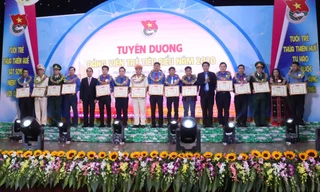 Những đảng viên trẻ xuất sắc được tuyên dương.