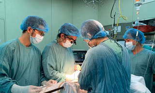Phẫu thuật lấy thanh sắt ra khỏi cơ thể công nhân bị dị vật đâm xuyên người.(ảnh: danviet.vn)