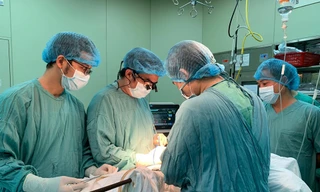 Phẫu thuật lấy thanh sắt ra khỏi cơ thể công nhân bị dị vật đâm xuyên người.(ảnh: danviet.vn)