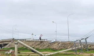 Cột điện gãy thành 3 đoạn do bão cấp 8 giữa đồng không mông quạnh tại TT-Huế.