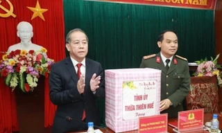 Đại tá Nguyễn Quốc Đoàn, Giám đốc Công an tỉnh TT-Huế (bìa phải) vừa được bầu giữ chức Phó Bí thư Tỉnh ủy TT-Huế. (ảnh congan.com.vn)