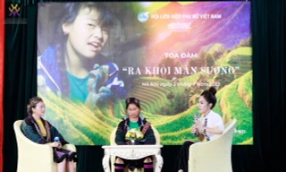 Em Má Thị Di (trái) và chị Châu Thị Say (giữa) chia sẻ tại toạ đàm "Ra khỏi màn sương". (Ảnh: Bảo tàng Phụ nữ Việt Nam)