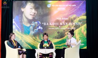 Em Má Thị Di (trái) và chị Châu Thị Say (giữa) chia sẻ tại toạ đàm "Ra khỏi màn sương". (Ảnh: Bảo tàng Phụ nữ Việt Nam)