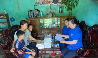 Công ty Tiền Phong tặng sách vở, đồ dùng học tập cho hai bé mồ côi bước vào năm học mới 