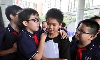 Các học sinh trường THCS Cầu Giấy động viên em Hoàng Anh Quân.